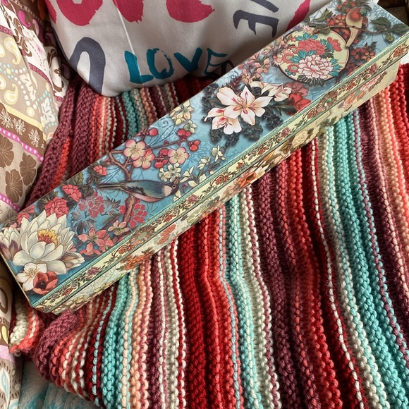 Cottage core vintage box 16inches long with lid gold edged - Picture 6 of 9